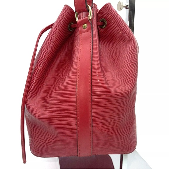 Authentic Louis Vuitton Noe Epi Red Bucket Tote Bag Draw String Close - Picture 4 of 16